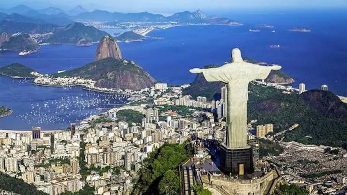 Vista aérea do Rio de Janeiro com o Cristo Redentor, a Baía de Guanabara e o Pão de Açúcar