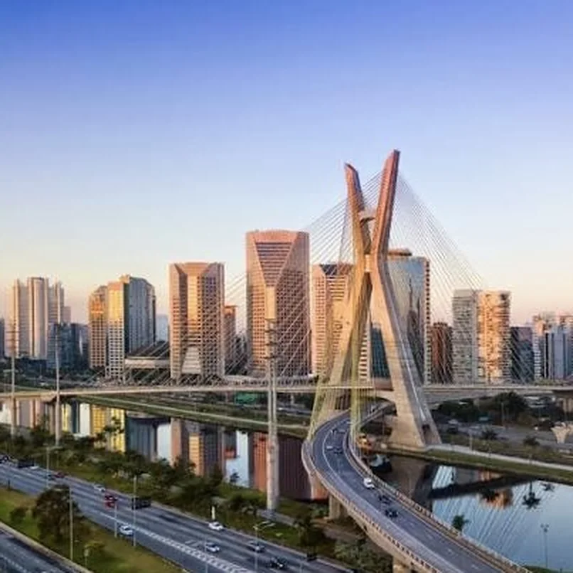 Vista de São Paulo com a Ponte Estaiada e os prédios ao entardecer
